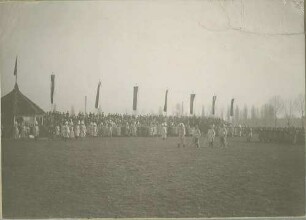 Vorbeimarsch des Regiments an König Wilhelm II. von Württemberg, anlässlich des 100-jährigen Regimentsjubiläum 1906, Garnison Heilbronn