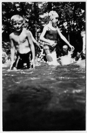 Kinder beim Baden in einem Freibad