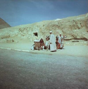Männer mit Kamelen an einer Straße in der Nähe der Pyramiden von Gizeh