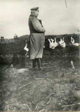 Generalfeldmarschall Paul von Hindenburg auf einem Feld mit Gänsen