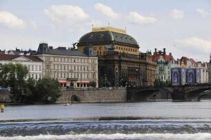 Nationaltheater von Prag : Blick über die Moldau zum Gebäude des Nationaltheaters. Aufgenommen in Prag am 30. Juli 2009