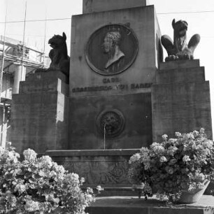 Großherzog-Karl-Denkmal (Verfassungssäule) am Rondellplatz.