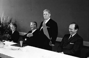 Freiburg: Regierungspräsidium; Anton Dichtel 60 Jahre; Anton Dichtel mit Schulterband und Stern spricht; von links nach rechts: Frau Dichtel, Ministerpräsident Kiesinger, Anton Dichtel, Innenminister Filbinger