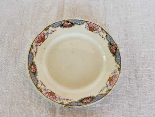 Teller mit Blumendekor