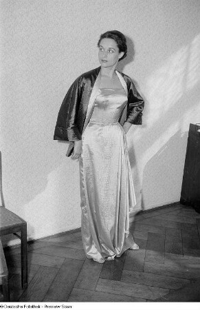 Eine Frau posiert in Abendgarderobe bei der "Internationalen Messemodenschau", Herbstmesse 1953