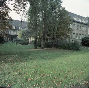 Poliklinik : Zwickau-Südvorstadt, Lothar-Streit-Straße 22. Poliklinik Bergbau. Teilansicht. Blick über eine Rasenfläche