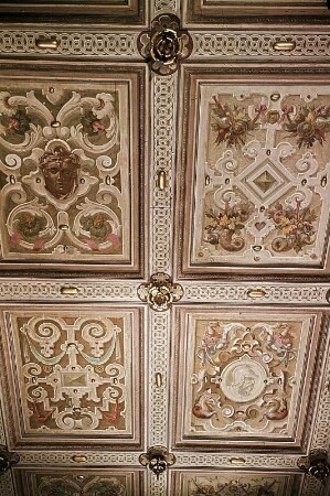 Decke mit Rollwerkmalerei