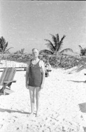 Tourist im Badeanzug am Strand