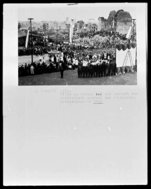 Altar im Freien bei der Ankunft des Erzbischofs während der Fronleichnamsprozession 1948