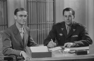 Der Direktor des Central Collecting Point Marburg Francis W. Bilodeau und sein Assistent Dr. Joachim Steinbacher