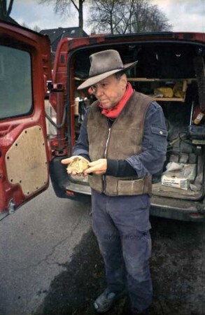 Am Bargfeld 6: Stolpersteinverlegung für Ernst August Bastian: Künstler Gunter Demnig mit Messingplatte für Stolperstein, 26. November 2009