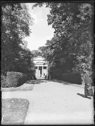 Blick auf das Mausoleum im Schlosspark Charlottenburg