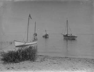 Boote am Viktoriasee : Drei Boote, die am Viktoriasee vor Anker liegen