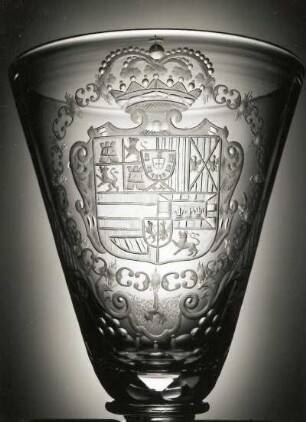 Pokal. Detail Kuppa mit bekrönter Wappenkartusche. Sachsen, 18. Jahrhundert. Glas (farblos), Schliff, Matt- und Klarschnitt. Dresden: Kunstgewerbemuseum