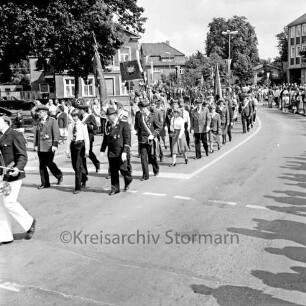 Volks- und Schützenfest: Festumzug: Rathausstraße / Kreuzung Am Markt: Schützenvereine marschieren mit Fahnen: hinten links Hotel Jägerstube: an den Straßenrändern Zuschauer, 5. August 1979