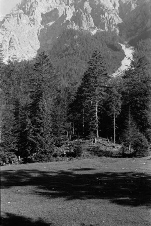 Unten im Tal : Kleines Tal am Fuße eines Bergmassivs.