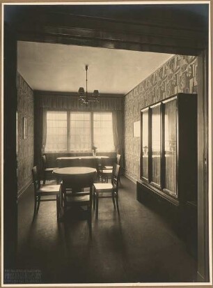 Gemeindehaus der St.Laurentius-Kirchengemeinde, Am Generalshof, Berlin-Köpenick: Innenaufnahme Spiel- und Leseraum mit Tischen und Stühlen (vermutlich Zugang von Jugendheim 2)