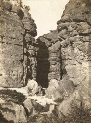 Zittauer Gebirge. Gratzer Höhle nordwestlich vom Töpfer bei Oybin