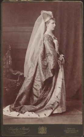 Damenporträt mit Kostüm einer Edeldame mit Flügelhaube.