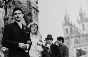 Hochzeitspaar vor dem Altstädter Rathaus, rechts die Teynkirche