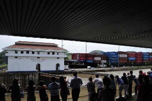 Historisches Steuergebäude der Miraflores-Kanalschleuse : Am 80 km langen Panama-Kanal vom Atlantik zum Pazifik können Besucher in der Miraflores-Schleuse die Durchfahrt großer Containerschiffe beobachten. Aufgenommen am 15. September 2011