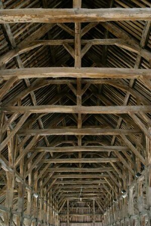 Frankreich. Bretagne. Morbihan. Qüstembert. Les Halles. Markthalle. 1552 erbaut. Dachkonstruktion