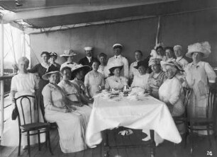Kreuzfahrten der Hamburg-Amerika Linie, Bordaufnahmen. Teeparty an Deck eines Hochseepassagierdampfers (vermutl. Cleveland)