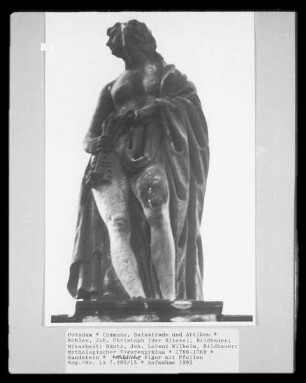 Mythologischer Figurenzyklus — Männliche Figur mit Pfeilen