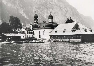 Blick auf die im 17. Jh errichtete Wallfahrtskapelle St. Bartholomä am Westufer des Königssees auf der Halbinsel Hirschau gelegen. Im Hintergrund die Watzmann-Ostwand