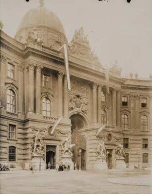 Wien. Hofburg, Michaelertrakt (1873-1883).Mittelbau mit Kuppeleinfahrt (Michaelertor). Teilansicht von Südosten