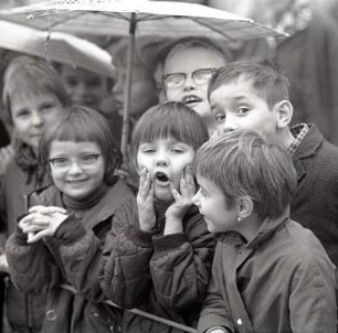 Kinder unterm Schirm