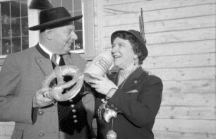 München: Liesl Karlstadt mit dem Kapellmeister Max Pfahler vom [Festzelt] Winzerer Fähndl der Paulaner Brauerei