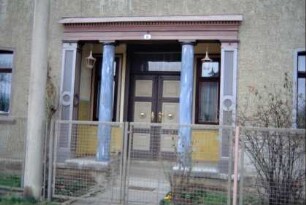 zurückgesetztes Eingangsportal, zwei Säulen als Stützen davor