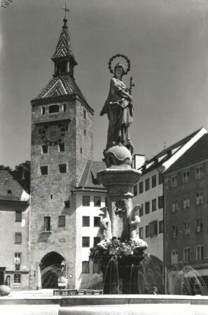Brunnenanlage mit Marienfigur