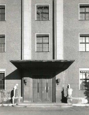 Radebeul, Gartenstraße 22. Fabrikgebäude des Arzneimittelwerkes (um 1920). Portal mit Putten