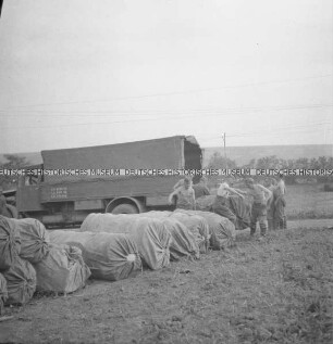 Deutsche Soldaten entladen einen LKW
