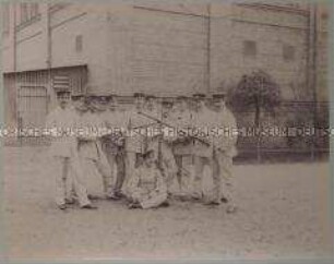 Königliche Militär-Turnanstalt zu Berlin, Winterkurs 1894/1895 - Offiziersschüler mit Degen und Übungsgewehren