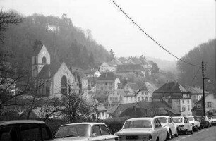 Pfirt, Ferrette: Kirche und Burgberg, mit Autoparkplatz