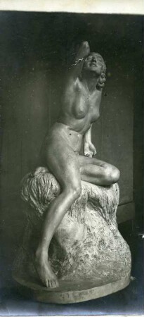 Sitzender Frauenakt (vielleicht Nymphe) : Sitzender Frauenakt (vielleicht Nymphe). Wohl Originalmodell (um 1910; C. Brose)