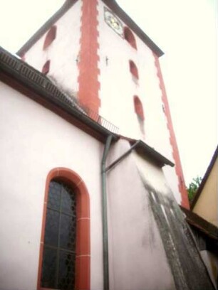 Evangelische Pfarrkirche-Ansicht von Südwesten über Kirchturm und Langhaus (im Kern Gotischer Baubestand) mit stabilisierendem Strebepfeiler zur Talseite