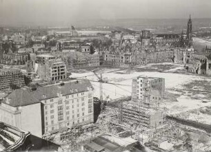 Dresden. Blick vom Rathausturm nach Nordwesten auf die Neubauten und die Ruine des Residenzschlosses