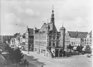 Gotisches Gebäude : Gotisches Gebäude, vermutlich ein Rathaus auf einem Platz
