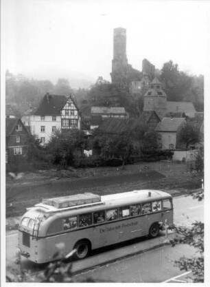Fahrende Postschule bei einer Fahrt durch den Taunus. Im Hintergrund Burgruine Epstein. Täglich besucht die Postschule eine Schule im Bereich der Oberpostdirektion Frankfurt