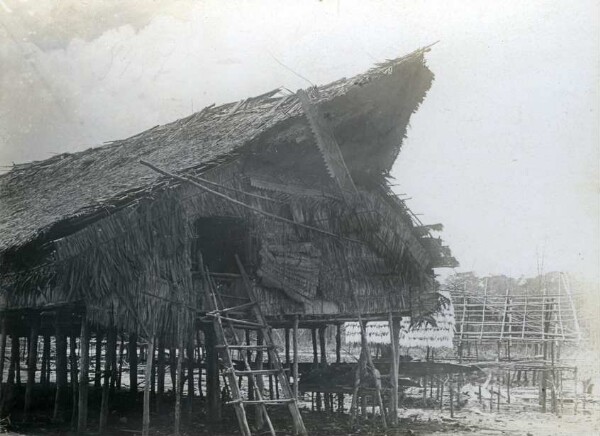 "Festhalle in Menám"