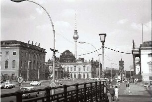 Berlin: Ost; Unter den Linden; Zeughaus und Fernsehturm