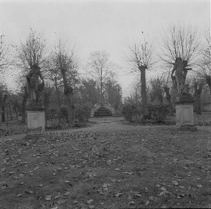 Schloßpark : Schloßpark (1750/1755; C. H. von Heinecken, Sparing, 1881/1898; E. Petzold). Wasserparterre mit Skulpturen "Hygieia" und "Bacchus" gegen Neptunbrunnen (1750/1755; G. Knöffler)