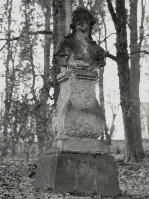 Weibliches Büstendenkmal