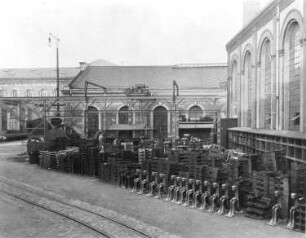 Chemnitz, Hartmannstraße 28. Sächsische Maschinenfabrik vormals Richard Hartmann AG. Transmissionsbau. Hofansicht mit Torkran und Lagerfläche