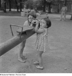 Kinder an einer Wippe auf einem Spielplatz im im Clara-Zetkin-Park