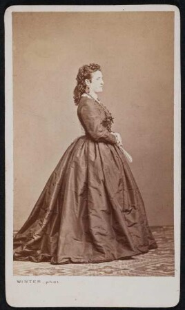 Porträt Anna Porth (nachgewiesen 1854-gestorben 1914; Schauspielerin). Albuminabzug auf Karton (Carte-de-visite mit Atelieraufdruck recto und verso)